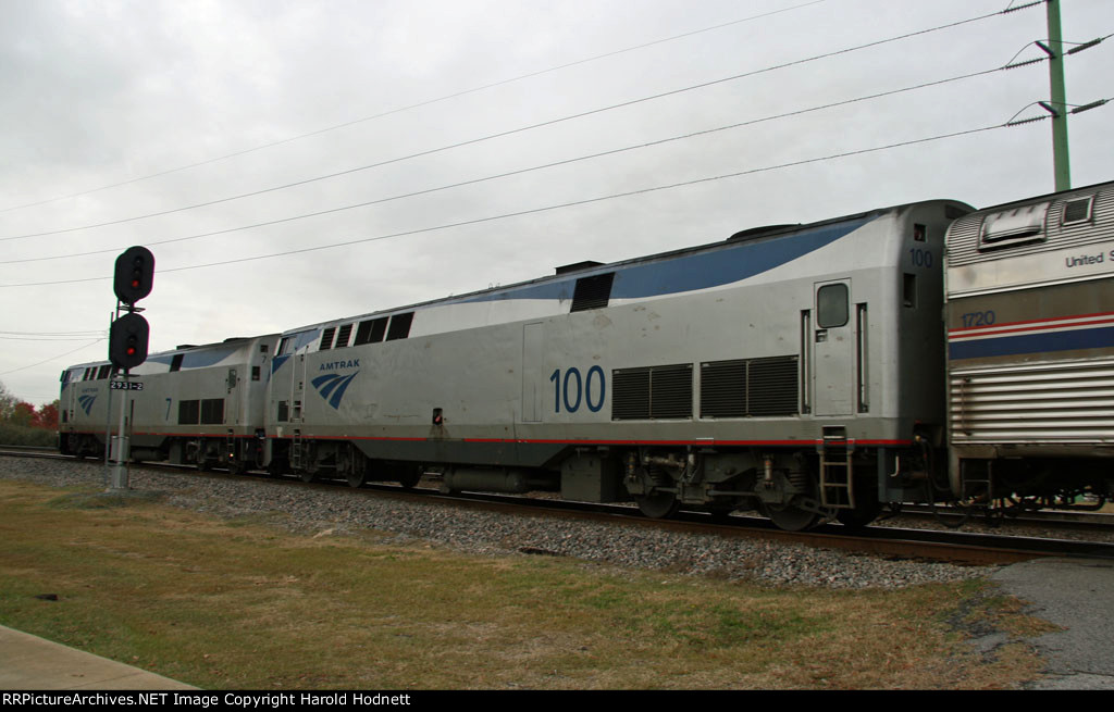 AMTK 7 & 100 pass the signals at Evans Street